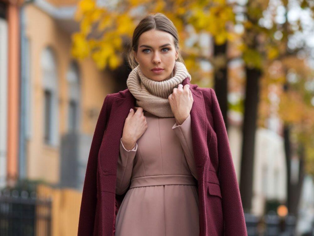 bordowy płaszcz i beżowe dodatki