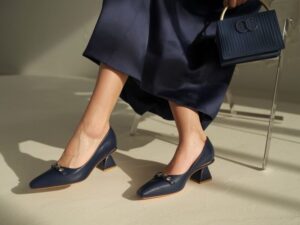 buty dopasowane do granatowej sukienki