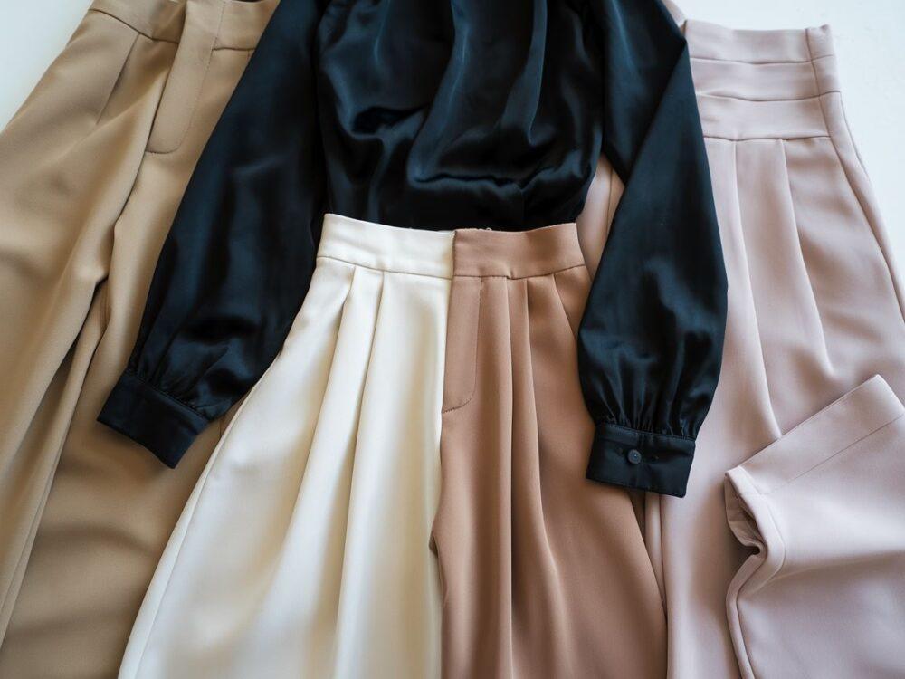 czarna bluzka i białe szerokie spodnie