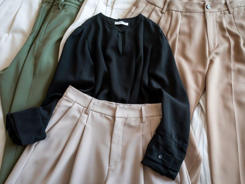 czarna bluzka i niebieskie jeansy