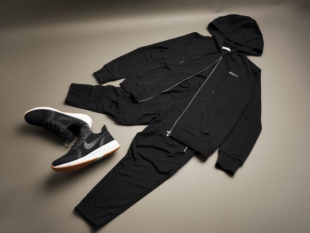 czarne dresy z modnymi sneakersami