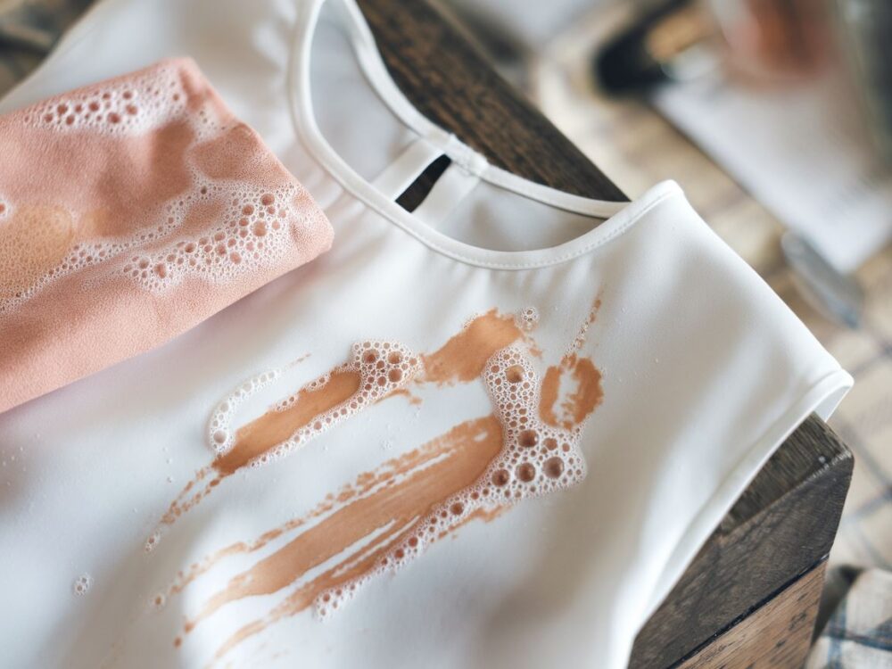 czyszczenie białej bluzki z podkładu