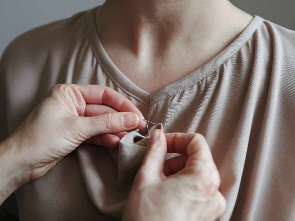 korekta dekoltu w ubraniu