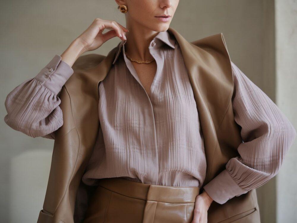 modna stylizacja z bluzką i skórzanymi spodniami