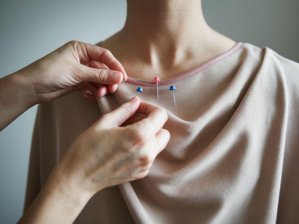 regulacja dekoltu igłą i nitką