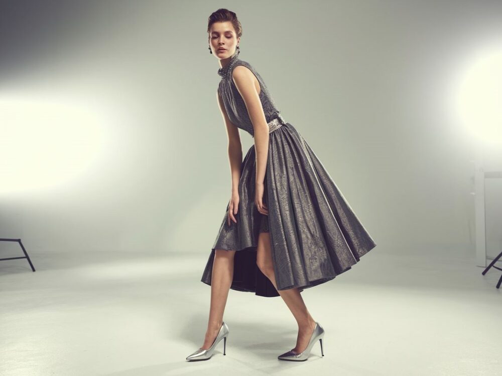 srebrne szpilki i pastelowa sukienka