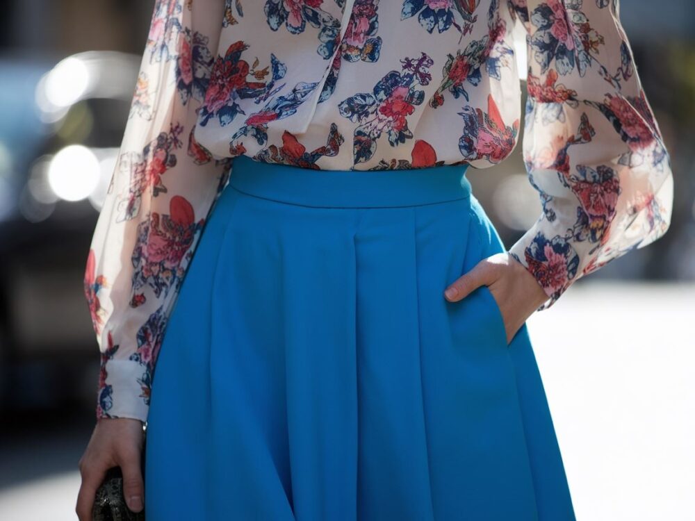 stylizacja z niebieską spódnicą