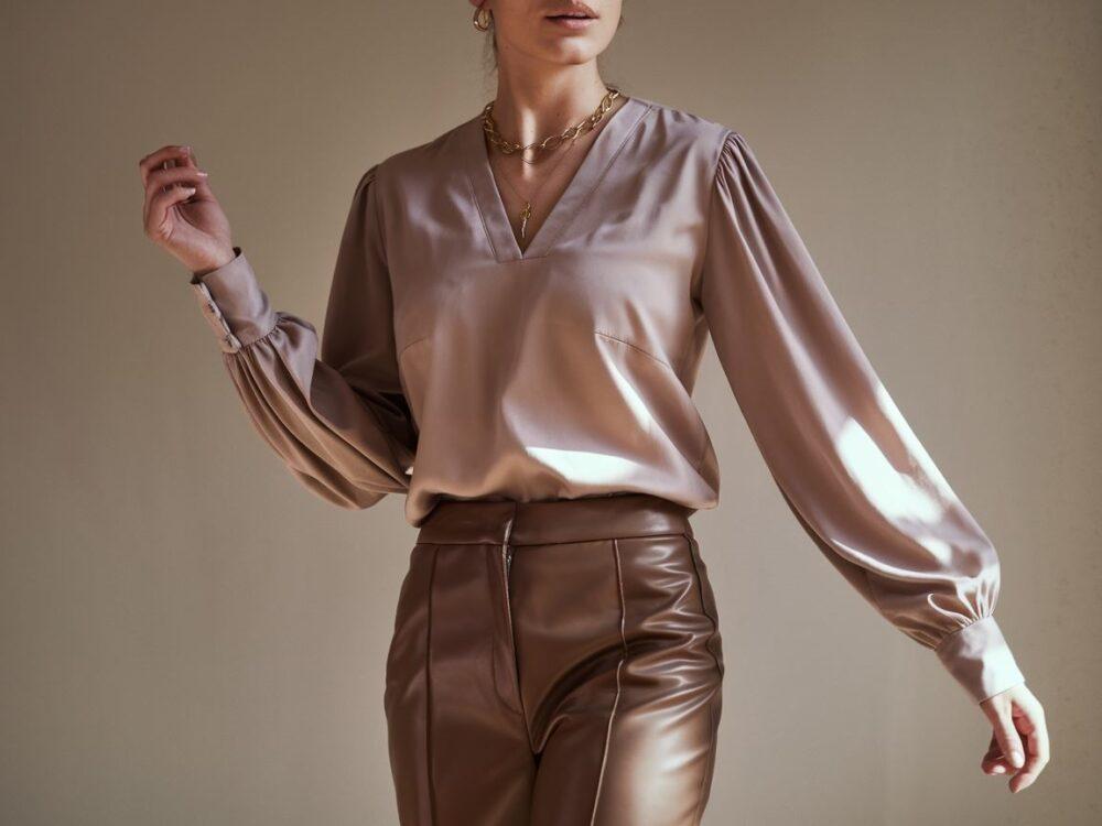 stylowa kobieta w skórzanych spodniach