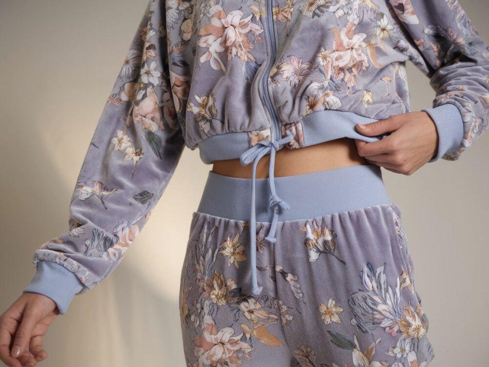 wygodny dres w kwiatowy wzór