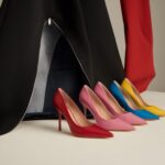 czarna sukienka i srebrne szpilki