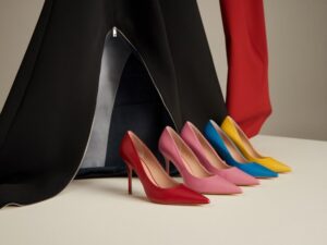 czarna sukienka i srebrne szpilki