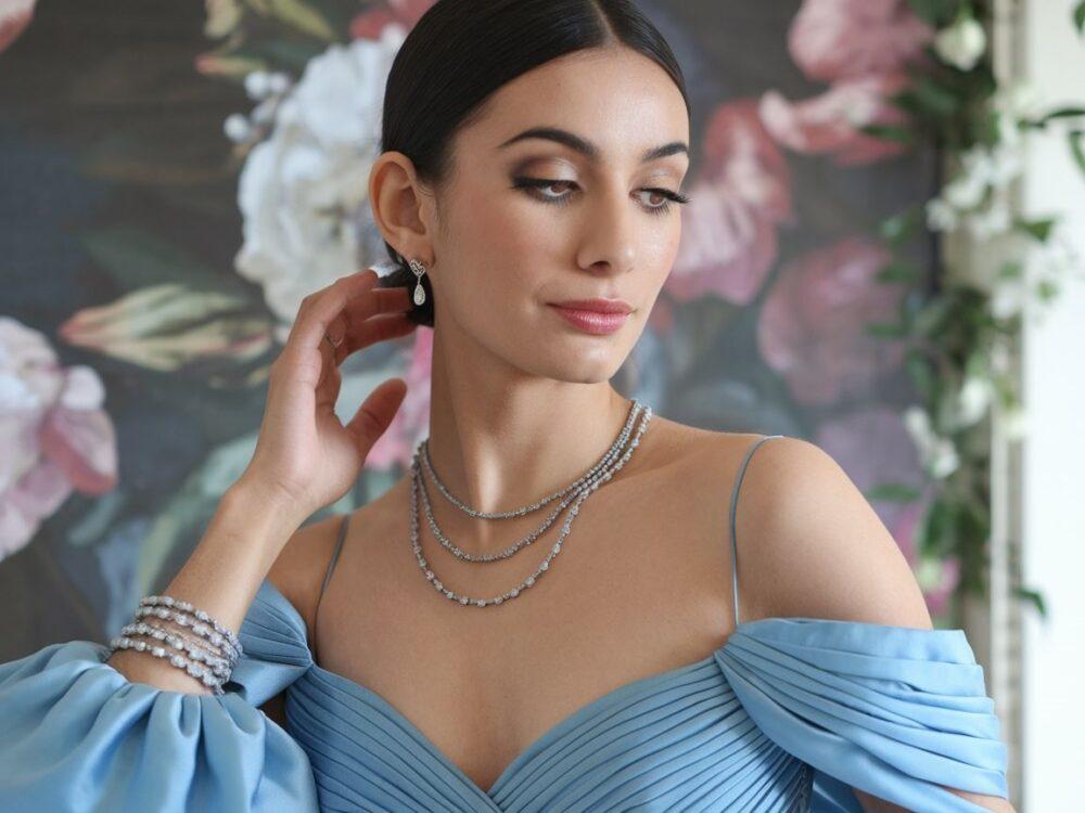 dodatki do niebieskiej sukienki