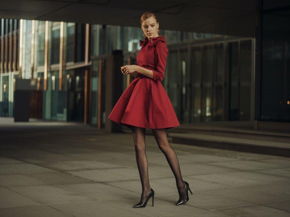 elegancka stylizacja z czerwienią