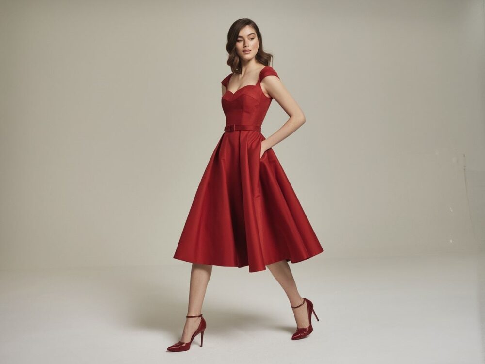 elegancka stylizacja z czerwonymi butami