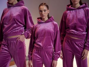 fuksjowy dres na modelce