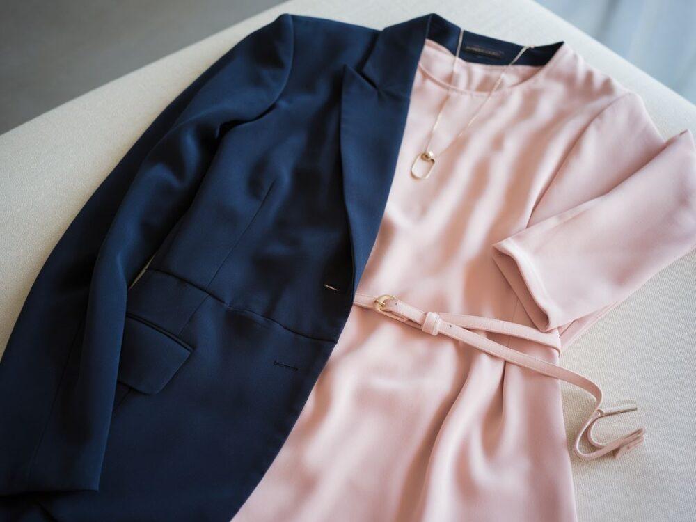 granatowa marynarka i różowa sukienka