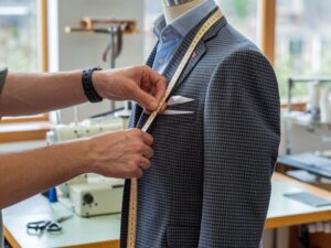 mężczyzna z miarką krawiecką