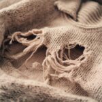 modny sweter z przetarciami