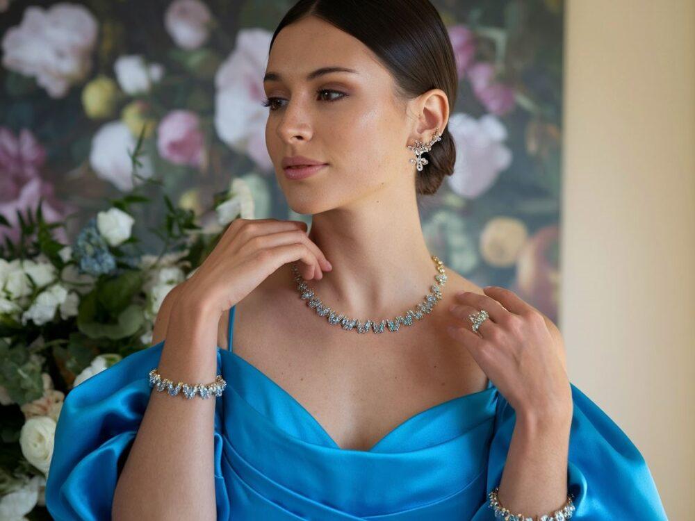 srebrna biżuteria do niebieskiej sukienki