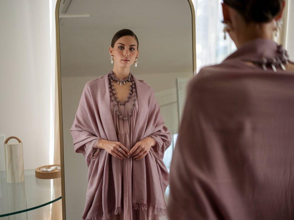 stylowa kobieta z szalem