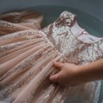 sukienka z brokatem na wieszaku